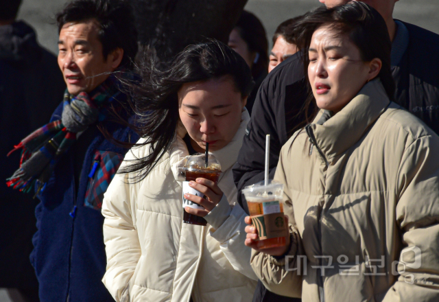 ▲ 매서운 추위가 찾아온 22일 오전 대구 북구 경북대학교 북문에서 시민들이 아이스커피를 들고 출근하고 있다.