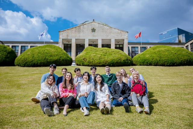 ▲ 경북대학교 본관 앞에서 내외국인 학생들이 기념 사진을 찍고 있다.