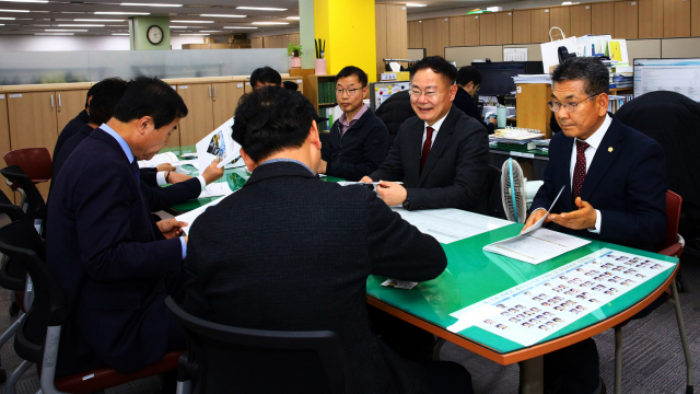 ▲ 김재욱(오른쪽 가운데) 칠곡군수와 심청보(오른쪽 첫 번째) 군의장이 지난 20일 경북도 예산관련 담당자에게 사업의 필요성을 설명하고 있다.