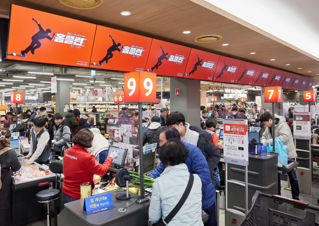 ▲ 고객들이 창립 단독 슈퍼세일 ‘홈플런’이 열린 한 ‘홈플러스 메가푸드마켓’에서 쇼핑을 하는 모습.