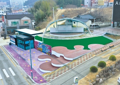 ▲ 김천시는 벚꽃 명소로 유명한 교동 연화지 인근에 야외공연장을 조성했다.