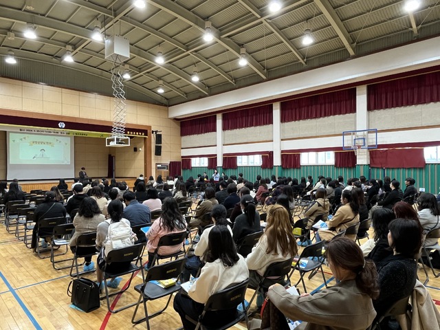 ▲ 영천초등학교는 희망과 감동을 주는 따뜻한 영천교육 실현을 위해 학부모들에게 1학기 학교 교육설명회를 하는 모습.