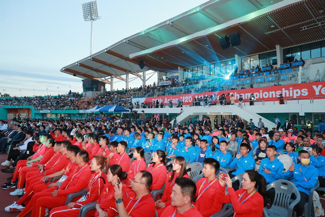 ▲ 지난해 6월 열린 제20회 예천아시아U20육상경기 선수권대회에 참여한 아시아 젊은 선수들이 축하공연을 즐기고 있다.