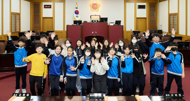 ▲ 26일 대구 동도중학교 1학년 학생들이 대구시의회의 의정 체험 프로그램에 참여한 후 함께 기념사진을 찍고 있다.