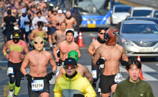 말처럼 힘차게…'2026년 새해 알몸마라톤대회'